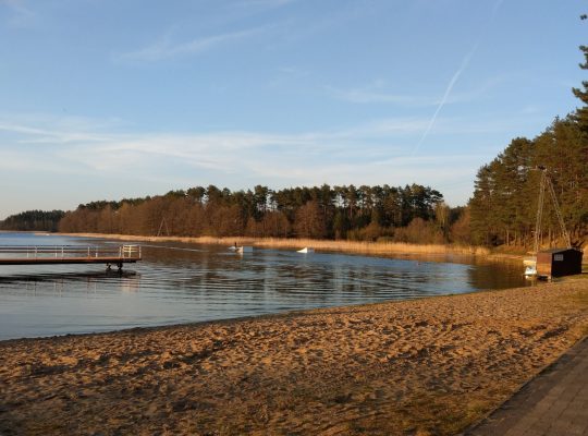 Plaża z wyciągiem wakeboard